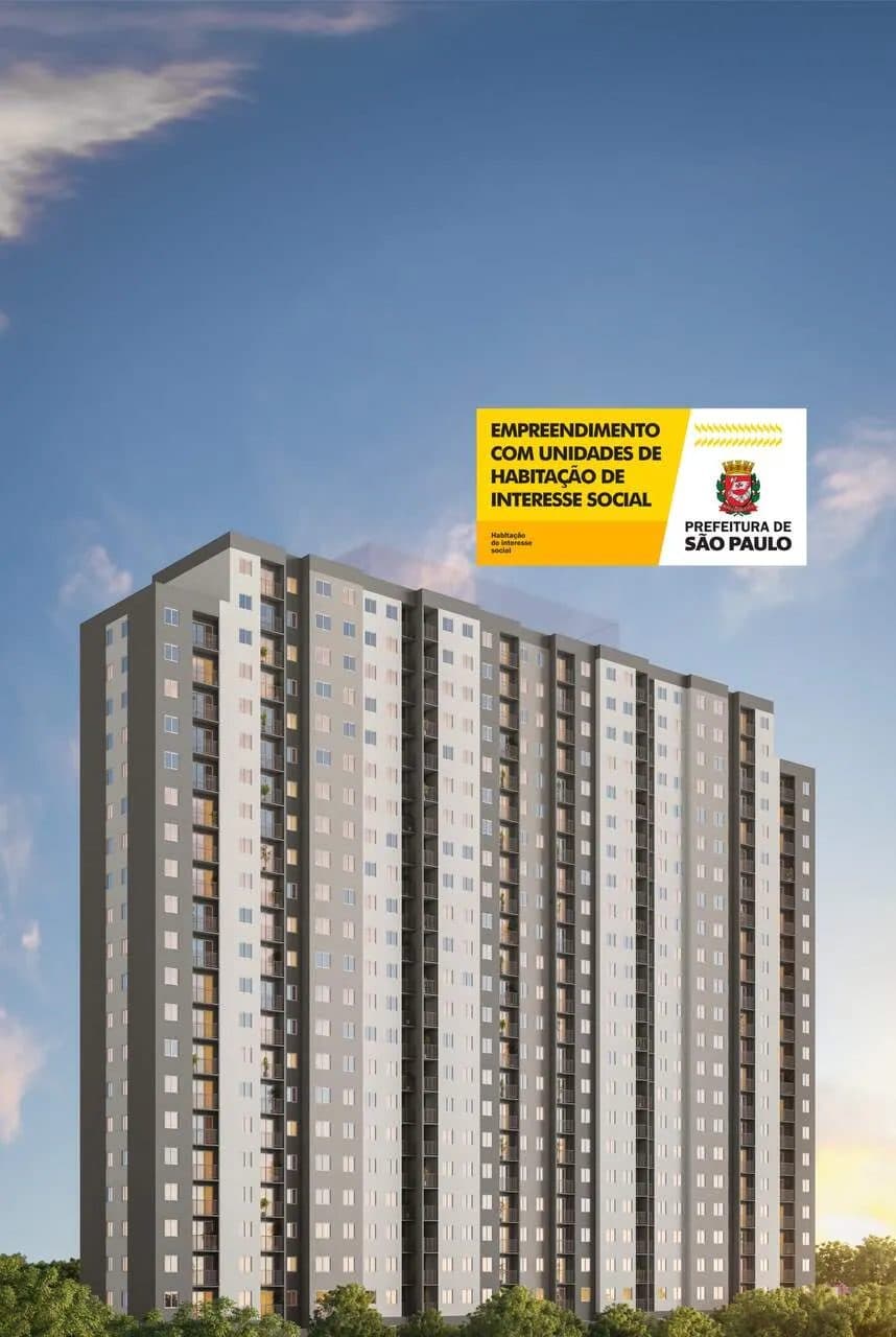 Fachada do edifício residencial alto com pintura cinza e branca sob céu azul