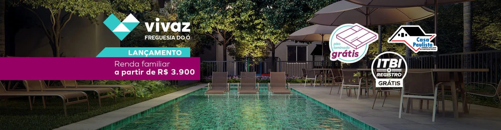 Piscina ao ar livre com espreguiçadeiras e área verde ao redor