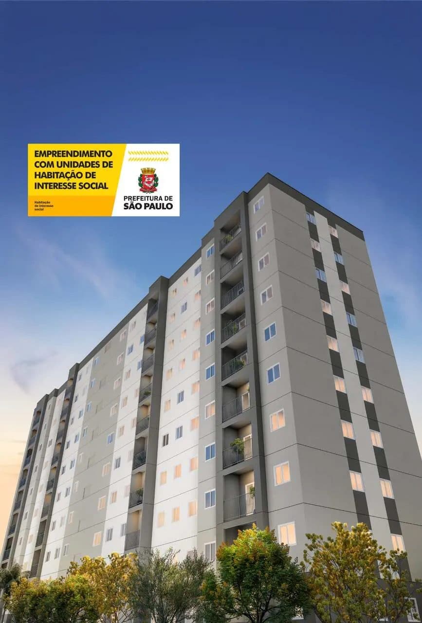 Vista externa da torre residencial com varandas e janelas.