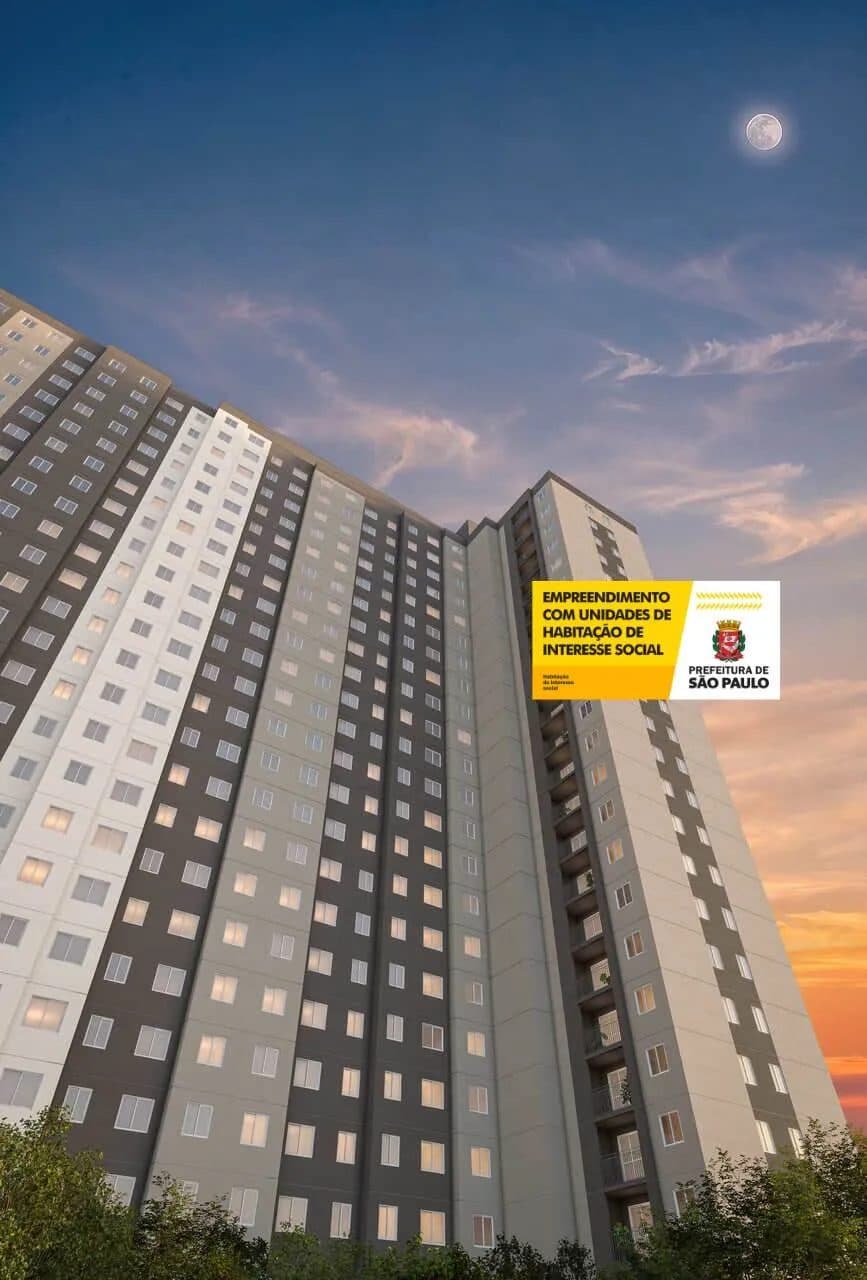 Fachada do edifício residencial de múltiplos andares com iluminação ao anoitecer